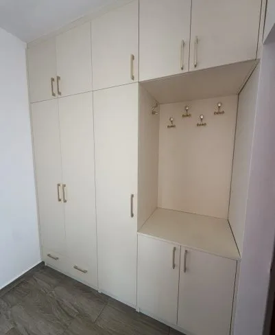 Mobilier de Birou Personalizat: Creează un Spațiu de Lucru Productiv și Elegant